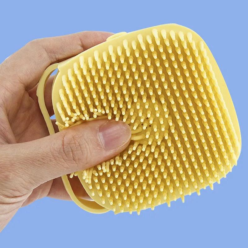 Escova de banho de silicone macia com massageador.